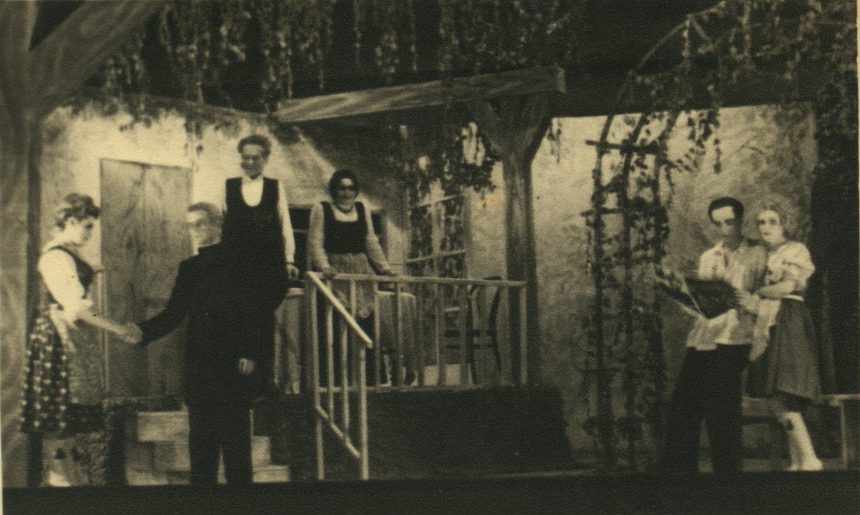 Сцена з вистави Зудермана «Огні Іванової ночі» у постановці Українського Окружного Театру в Коломиї. 1942-44 рр