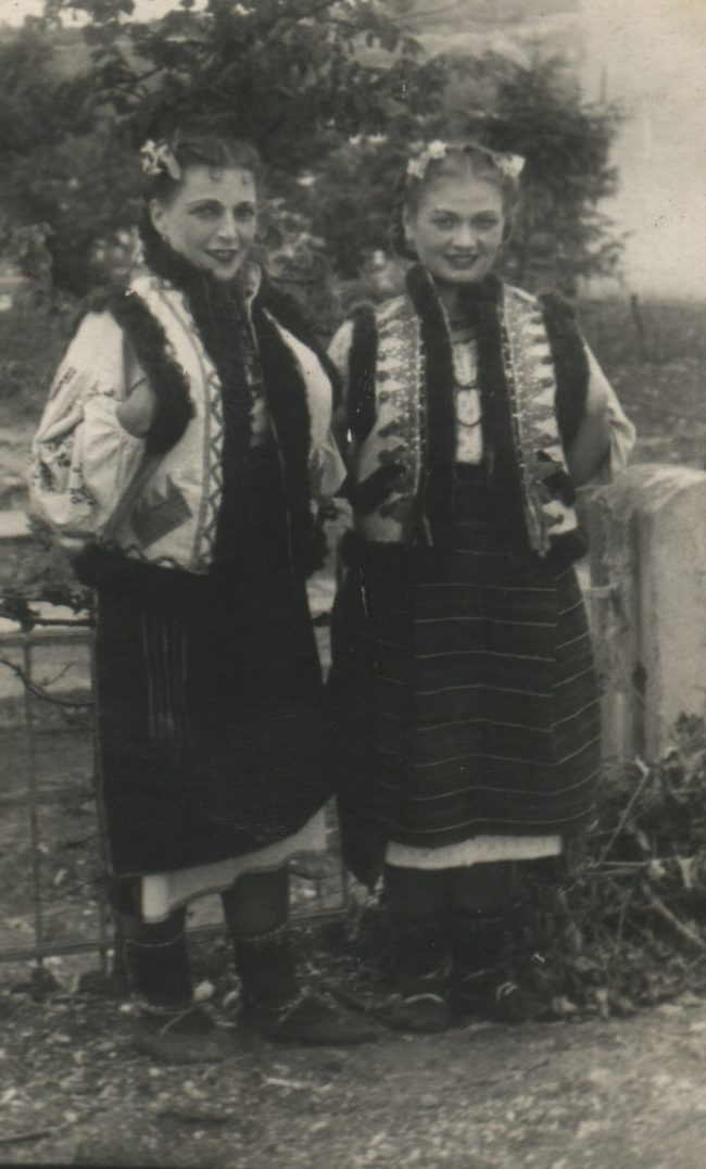 Акторки Українського Окружного Театру в Коломиї Стефанія Жибчин (справа) і Дарія Остапович (зліва). 1942-44 рр.