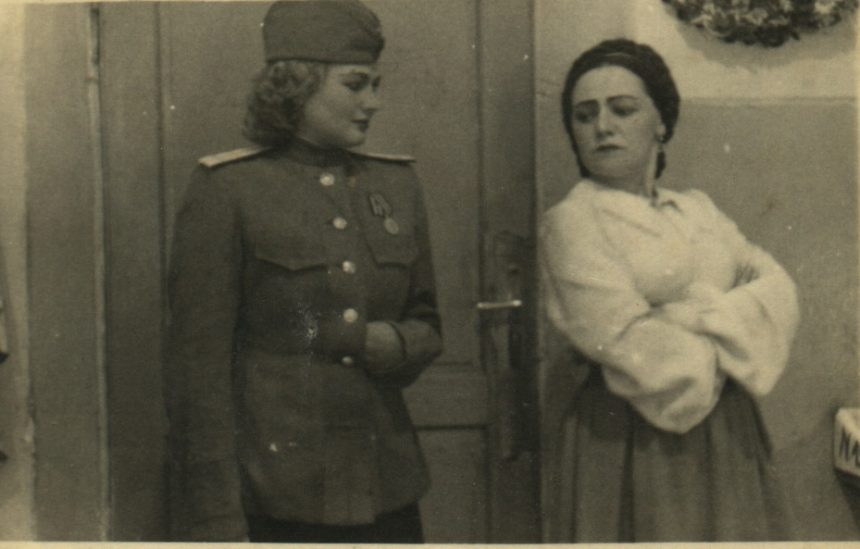 Сцена з вистави Коломийського музично-драматичного театру ім. Галана у виконанні акторів Стефанії Жибчин (зліва) та Варвари Горпинченко. 1950-і рр.