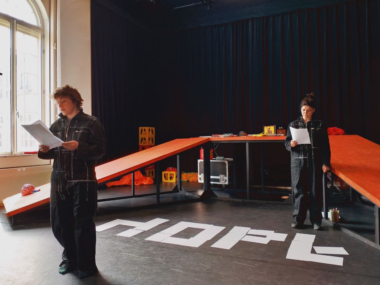 Документальна вистава «Witnessing U». Проект реалізований на базі камерного театру De Toneelmakerij. Амстердам. 2022 рік