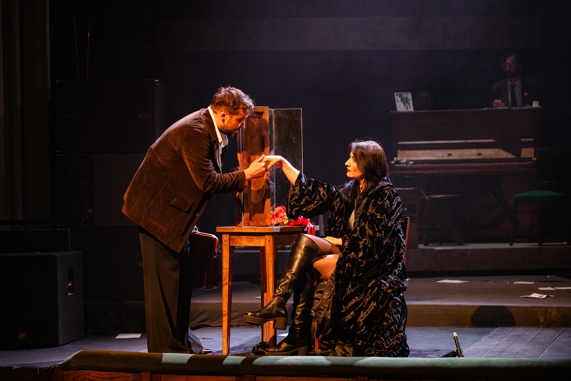 Володимир – Марк Дробот, Жукова – Оксана Цимбаліст. Фото з вистави «Червона рута» режисера Максима Голенка, Національний театр ім. Марії Заньковецької