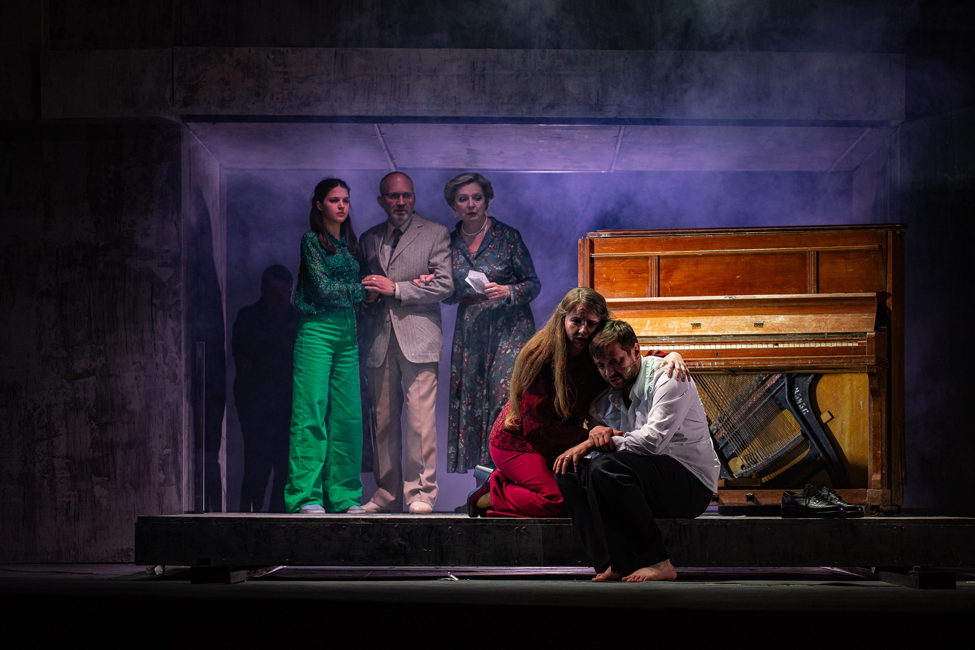 Сестра Оксана – Єлизавета Цілик, Батько – Юрій Чеков, Мати – Любов Боровська, Сестра Галя – Інна Калинюк, Володимир – Марк Дробот. Фото з вистави «Червона рута» режисера Максима Голенка, Національний театр ім. Марії Заньковецької