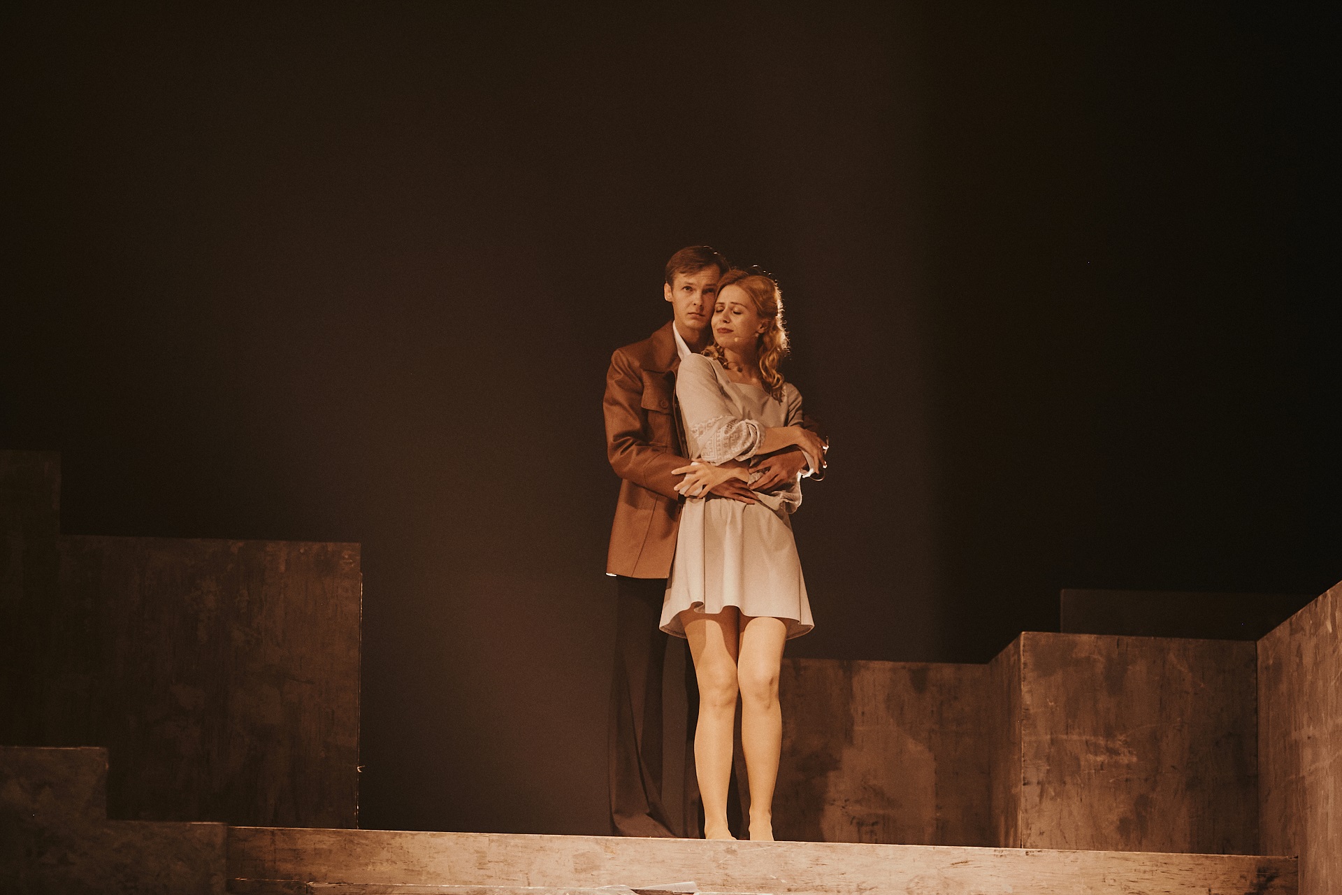 Володимир (юний) – Олег Коркушко, Люда – Діана Каландарішвілі. Фото з вистави «Червона рута» режисера Максима Голенка, Національний театр ім. Марії Заньковецької