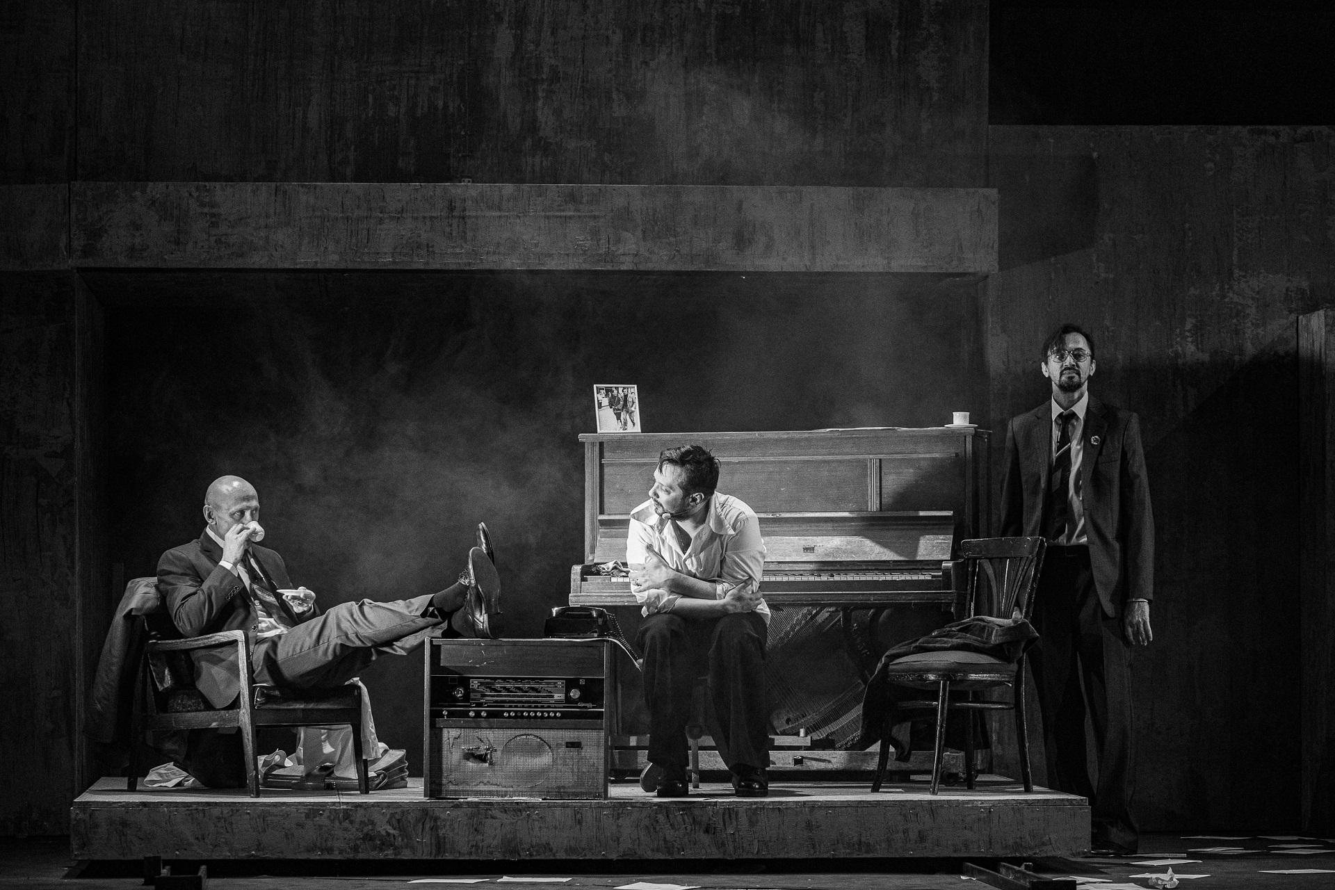 КДБ 1 – Олег Сікиринський, Володимир – Марк Дробот, КДБ 2 – Юрій Хвостенко. Фото з вистави «Червона рута» режисера Максима Голенка, Національний театр ім. Марії Заньковецької