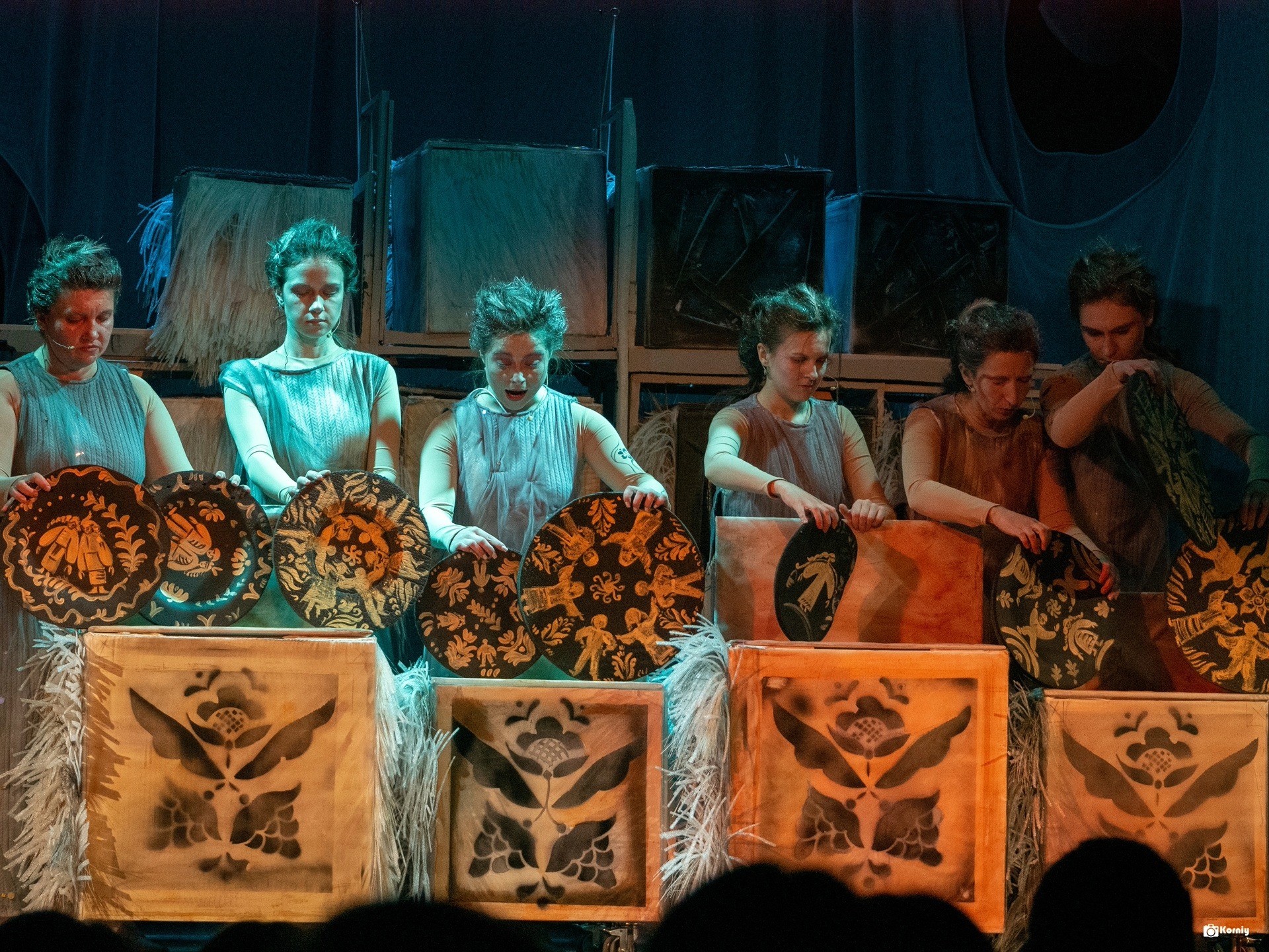 Сцена з вистави «Казка про Мару» режисерки Яни Титаренко
у Львівському обласному академічному театрі ляльок.
На фото — акторки: Наталія Дяченко, Тетяна Лубенець,
Анна Назаревич, Софія Мокрик, Ірина Остюк, Анжела Семчук.