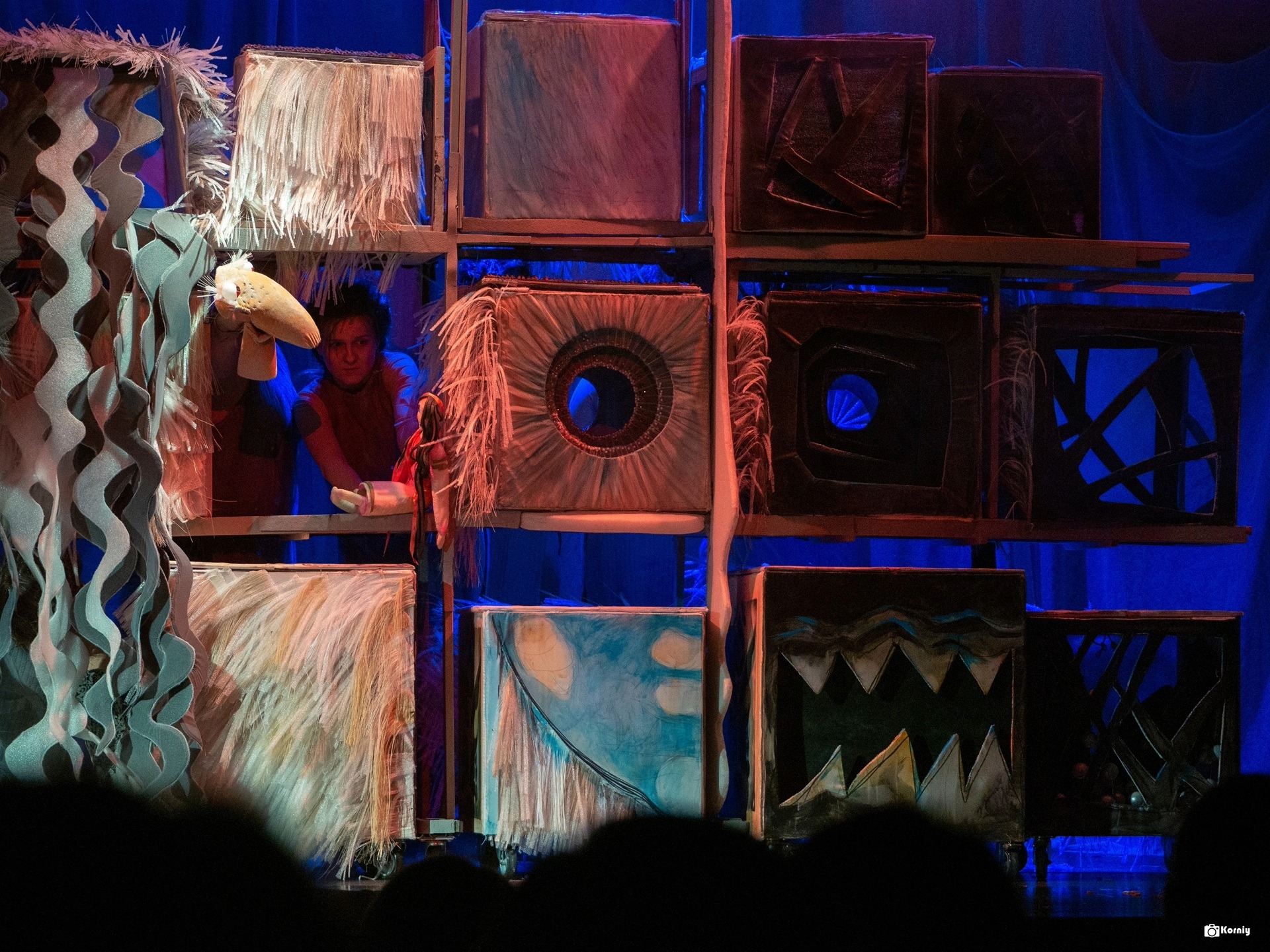 Дволикість Мари втілений художницею вистави Інессою Кульчицькою. Фото з вистави «Казка про Мару» режисерки Яни Титаренко, Львівський обласний академічний театр ляльок