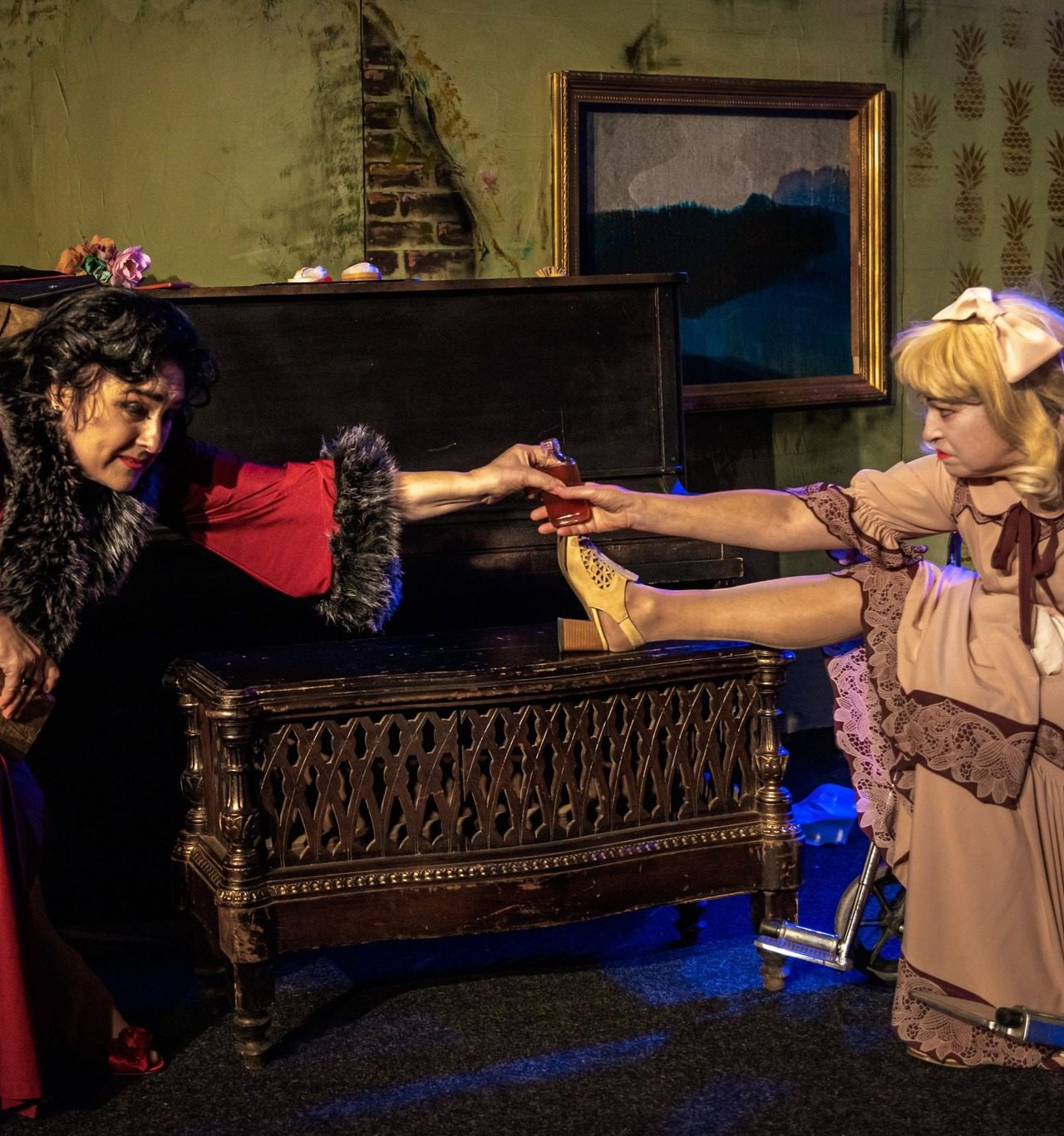 Фото з показу вистави «Горгони». Режисер – заслужений діяч мистецтв України Олександр Ковшун, сценограф – Тамара Лєвшина. Актори – заслужена артистка України Оксана Стеценко, Олена Приступ. Жовтень 2025. Фото – Маргарита Корн