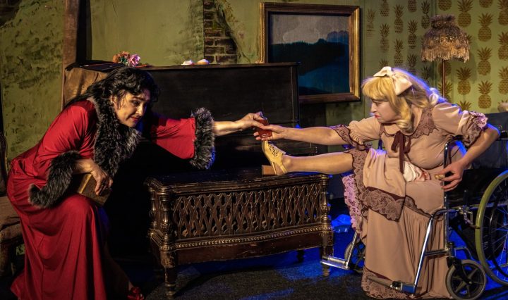 Фото з показу вистави «Горгони». Режисер – заслужений діяч мистецтв України Олександр Ковшун, сценограф – Тамара Лєвшина. Актори – заслужена артистка України Оксана Стеценко, Олена Приступ. Жовтень 2025. Фото – Маргарита Корн