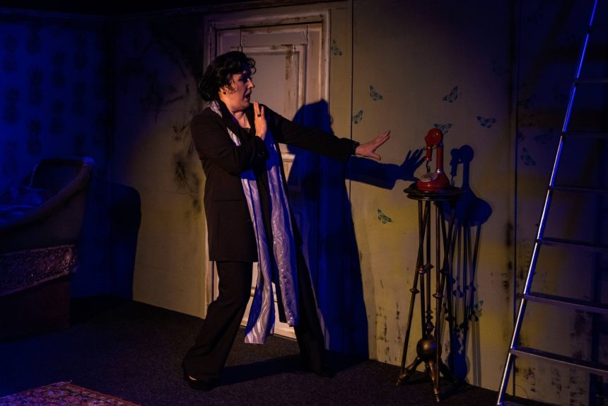 Фото з показу вистави «Горгони». Режисер – заслужений діяч мистецтв України Олександр Ковшун, сценограф – Тамара Лєвшина. Акторка – заслужена артистка України Оксана Стеценко. Жовтень 2025. Фото – Маргарита Корн