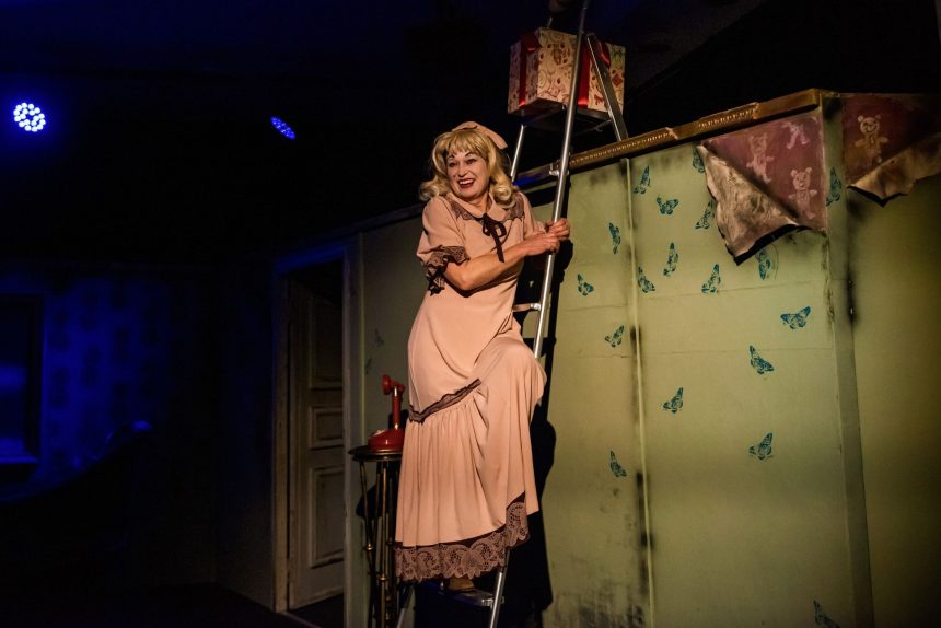 . Фото з показу вистави «Горгони». Режисер – заслужений діяч мистецтв України Олександр Ковшун, сценограф – Тамара Лєвшина. Акторка –Олена Приступ. Жовтень 2025. Фото – Маргарита Корн