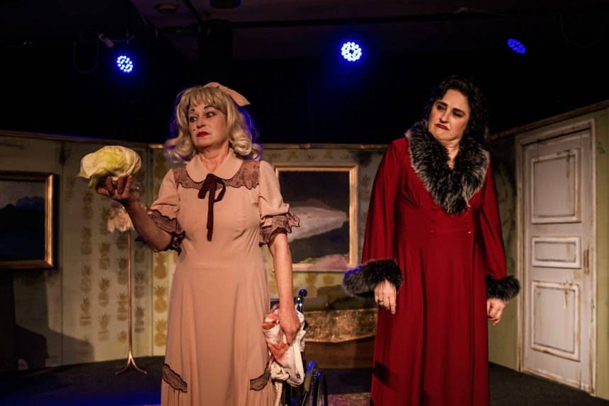 Фото з показу вистави «Горгони». Режисер – заслужений діяч мистецтв України Олександр Ковшун, сценограф – Тамара Лєвшина. Актори – заслужена артистка України Оксана Стеценко, Олена Приступ. Жовтень 2025. Фото – Маргарита Корн