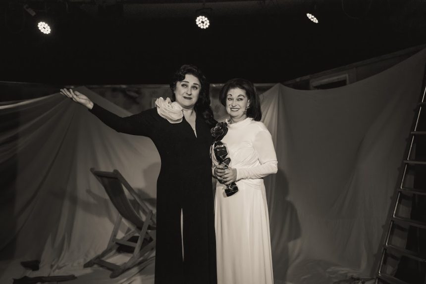 Фото з показу вистави «Горгони». Режисер – заслужений діяч мистецтв України Олександр Ковшун, сценограф – Тамара Лєвшина. Актори – заслужена артистка України Оксана Стеценко, Олена Приступ. Жовтень 2025. Фото – Маргарита Корн