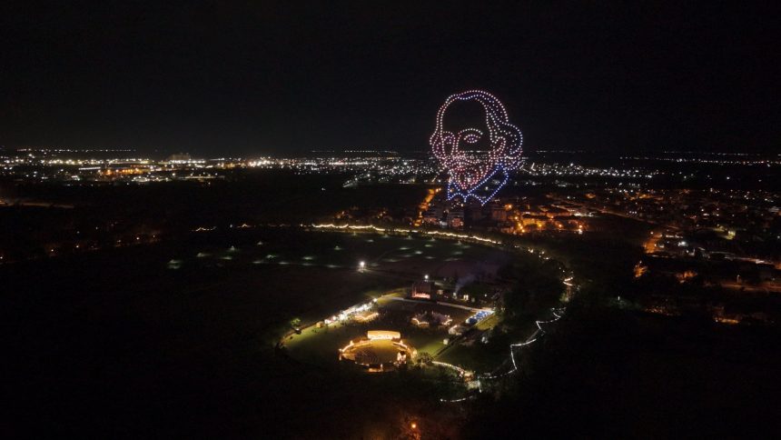 Світлове шоу за участю понад 450 дронів над Shakespeare Village під час відкриття Craiova International Shakespeare Festival. Фото Alex Savin.