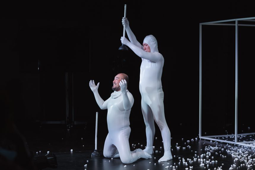 Сцена з вистави «HAMLET | TOILET» театру KPR / Kaimaku Pennant Race. На фото — актори G.K. Masayuki та Takuro Takasaki. Режисер Yu Murai. Фото Andrada Pavel.