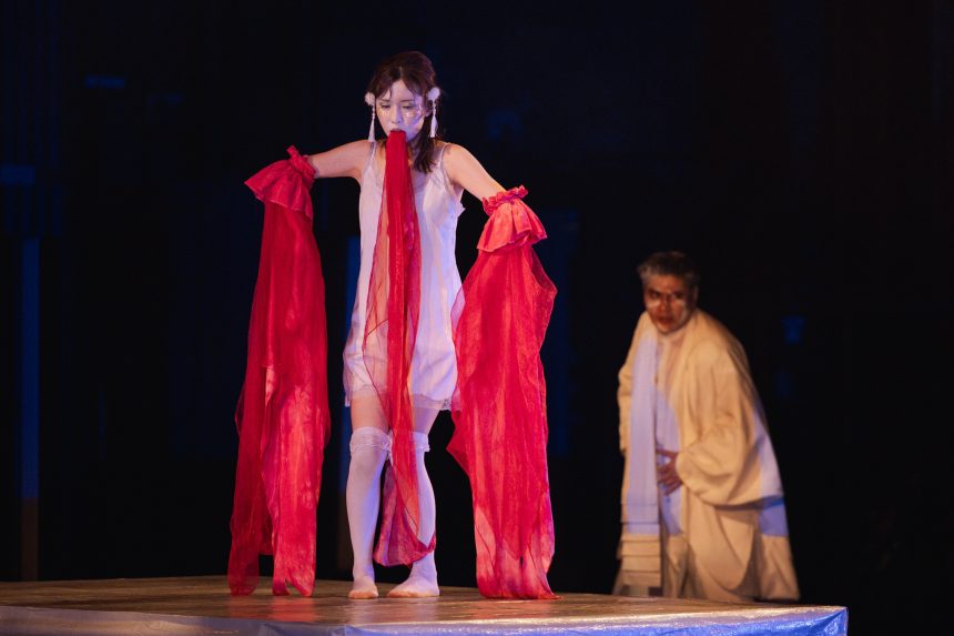 Сцена з вистави «Titus Andronicus: Renăscut» театру KAKUSHINHAN. На фото — Лавінія (Fūka Haruna) та Тит Андронік (Tsunao Yamai). Режисер Ryunosuke Kimura. Фото Andrada Pavel.
