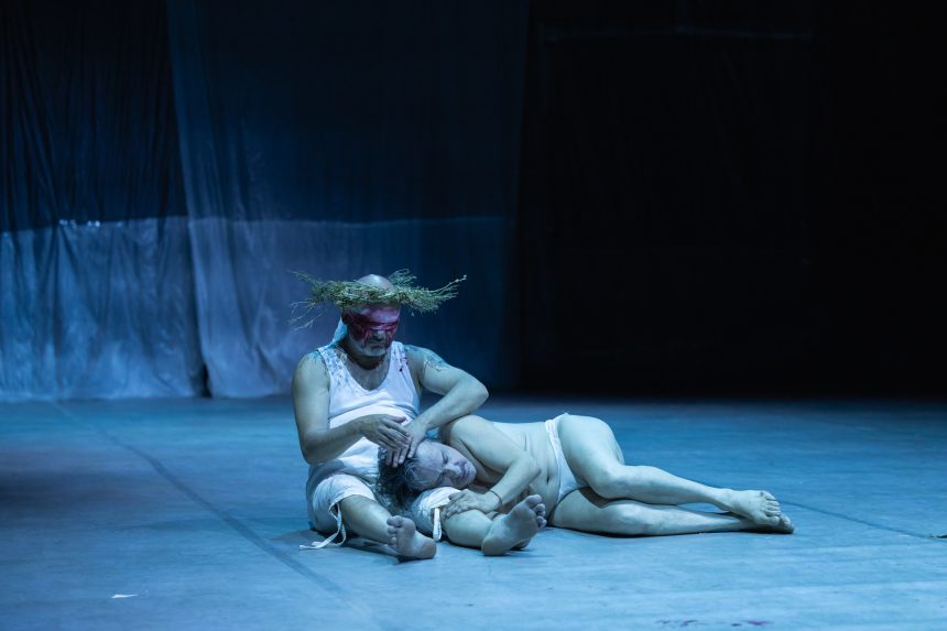 Сцена з вистави «King Lear» Teatrul Național „Marin Sorescu” (Румунія). На фото — граф Глостер (Sorin Leoveanu) та граф Кент (Angel Rababoc). Режисер Silviu Purcărete. Фото Andrada Pavel. + Сцена з вистави «King Lear» Teatrul Național „Marin Sorescu” (Румунія). На фото — Едмунд (Ovidiu Cârstea). Режисер Silviu Purcărete. Фото Andrada Pavel.