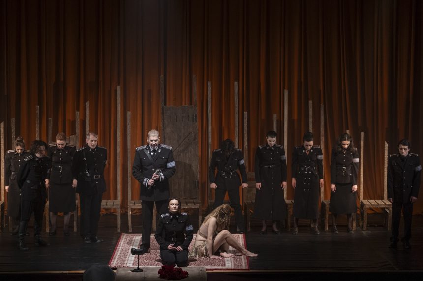 Сцена з вистави «A Midsummer Night’s Dream» театру Teatrul Fără Nume. У центрі композиції — Тезей (Nicu Țărnă), Іполіта (Victoria Țurcanu) та Гермія (Nicoleta Zghibarță). Режисер Mihai Țărnă. Фото Albert Dobrin.
