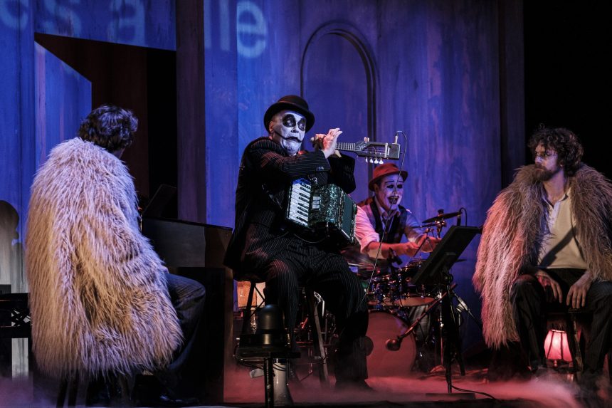 Сцена з вистави «The Tiger Lillies in A Macbeth Song» колективів The Tiger Lillies та La Perla 29. У центрі композиції — Martyn Jacques та Budi Butenop. Режисер Oriol Broggi. Фото Albert Dobrin.