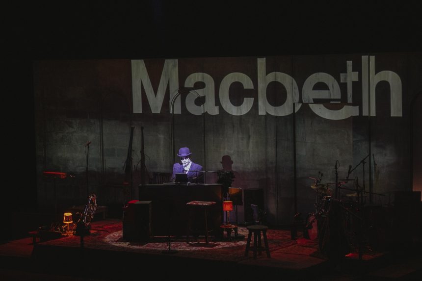 Сцена з вистави «The Tiger Lillies in A Macbeth Song» колективів The Tiger Lillies та La Perla 29. На фото — музикант і виконавець Martyn Jacques. Режисер Oriol Broggi. Фото Cosmin Stoian.