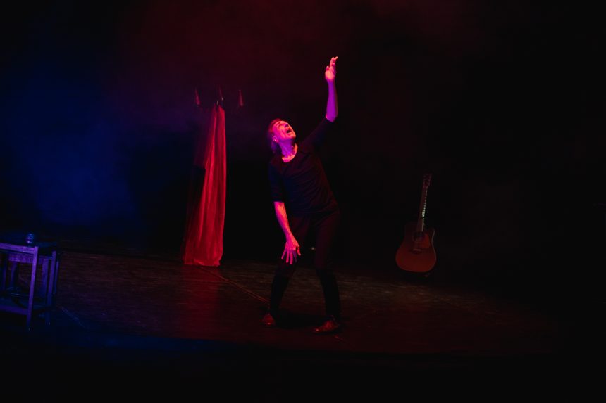 Сцена з вистави «Macbeth» театру Compagnie Théâtrale Francophone. На фото — Philippe Nicaud, автор адаптації, режисер і виконавець моновистави. Фото Andrada Pavel.