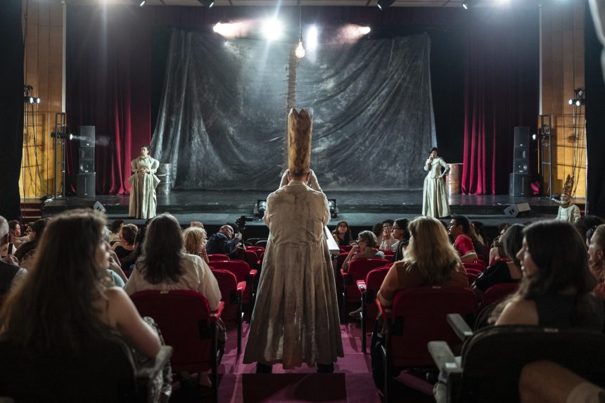 Сцена з вистави «King Lear» театру Compagnia de’ Colombari. На фото — виконавці ролей Короля Ліра/Гонерильї (Abigail Killeen), Короля Ліра/Регани (Jo Mei) та Короля Ліра/Освальда (Tony Torn). Режисерка Karin Coonrod. Фото Albert Dobrin.